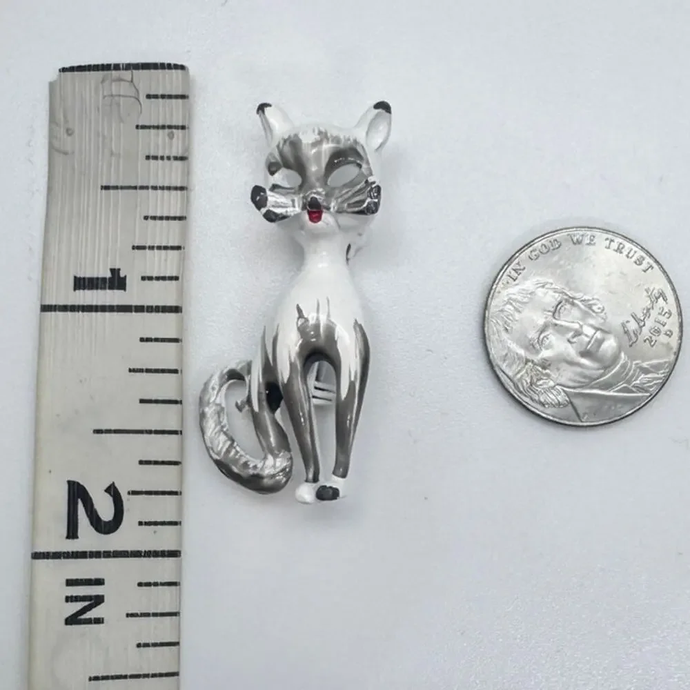 Vintage white cat, enamel pin, MCM, cat lovers,‎ witchy